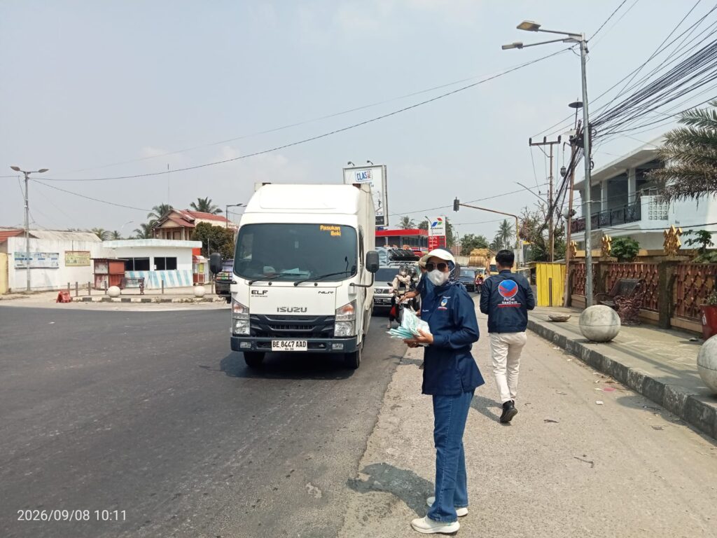 IMG-20260908-WA0001-1024x768 DPD NASDEM PESAWARAN BAGIKAN 22.000 MASKER UNTUK PENGENDARA TERDAMPAK ABU VULKANIK